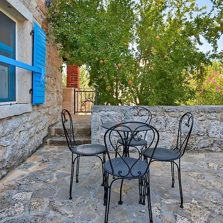 Simone With Private Pool וילה Kirmenjak